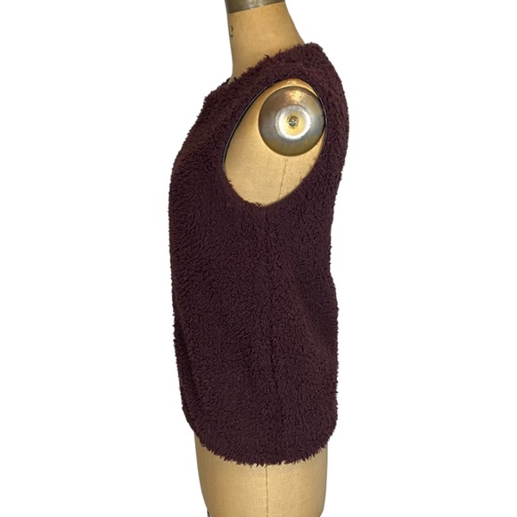 Wilfred (Aritzia) Chatou Faux Fur Vest in Burgundy Size XS - Picture 5 of 12